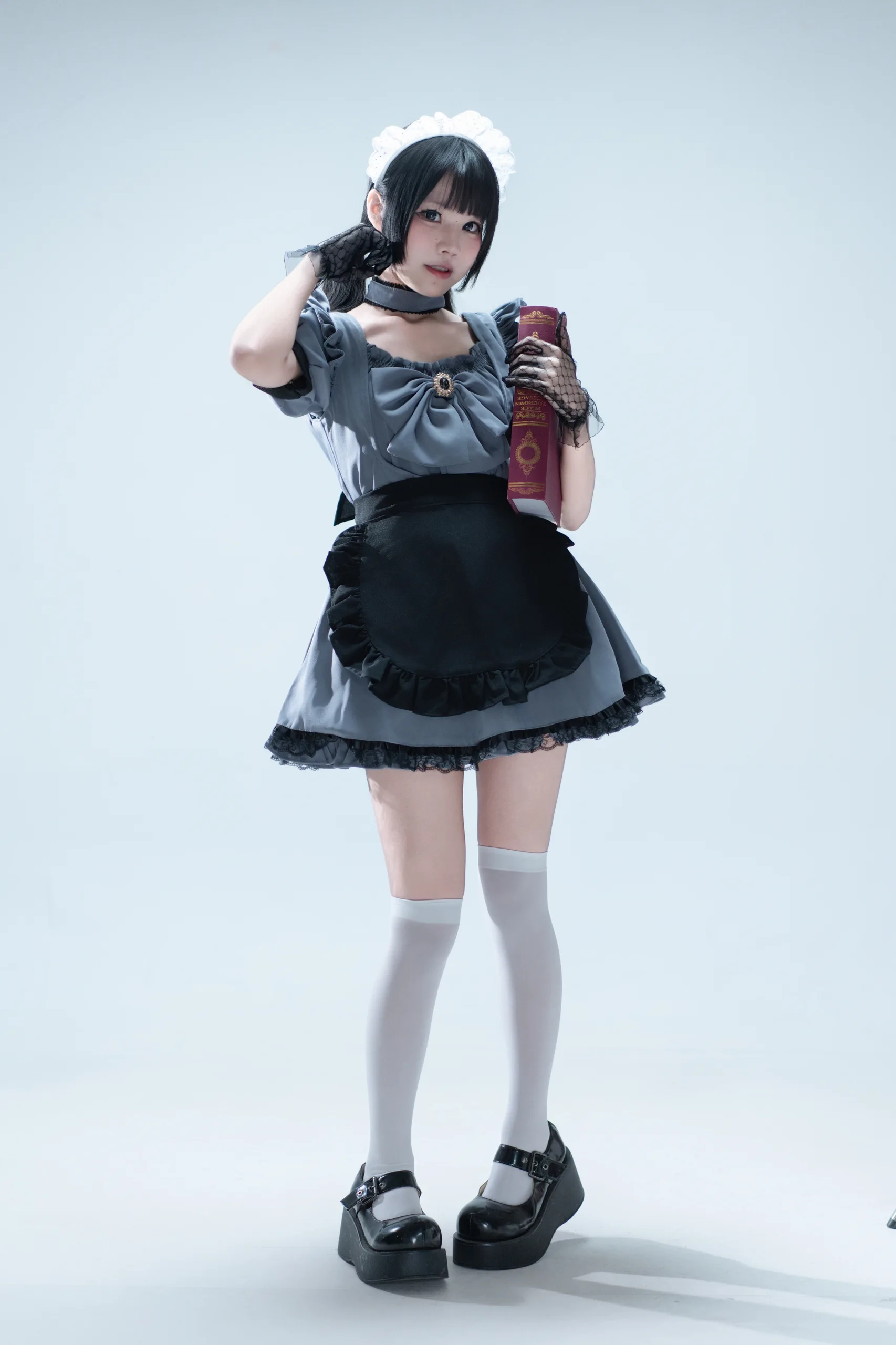 清水凪 手提箱与灰色女仆 - 第1张写真大图
