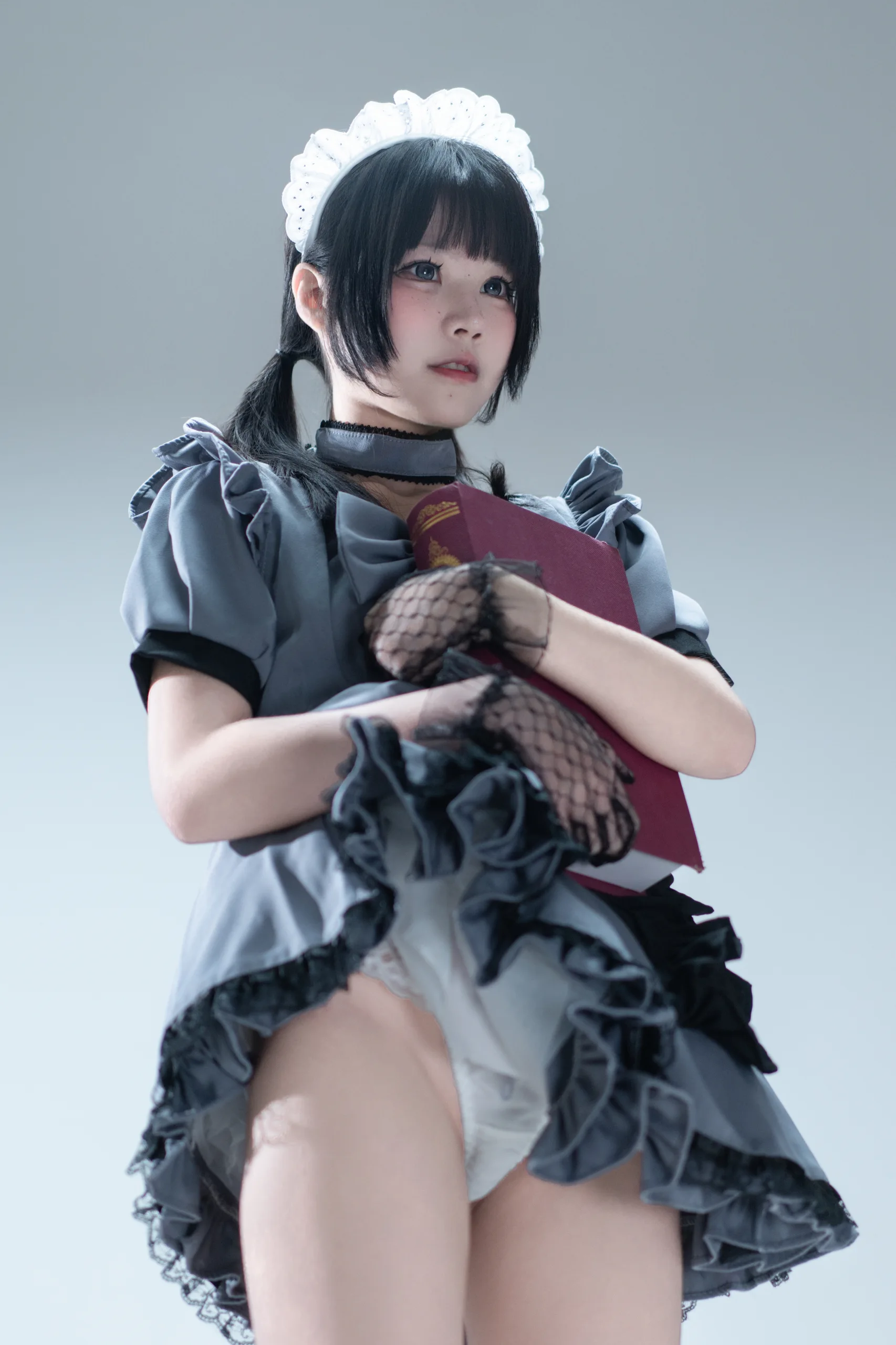 清水凪 手提箱与灰色女仆 - 第14张写真大图