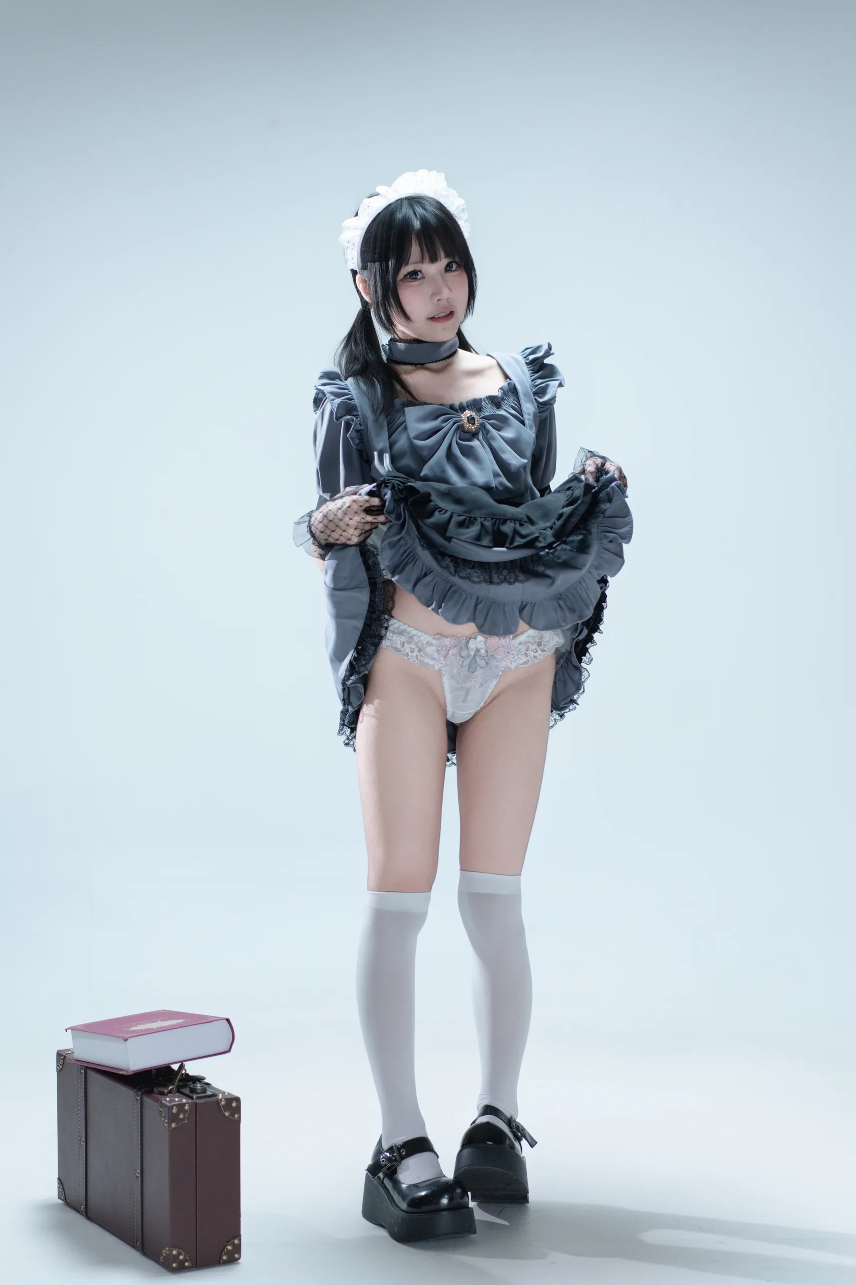 清水凪 手提箱与灰色女仆 - 第18张写真大图