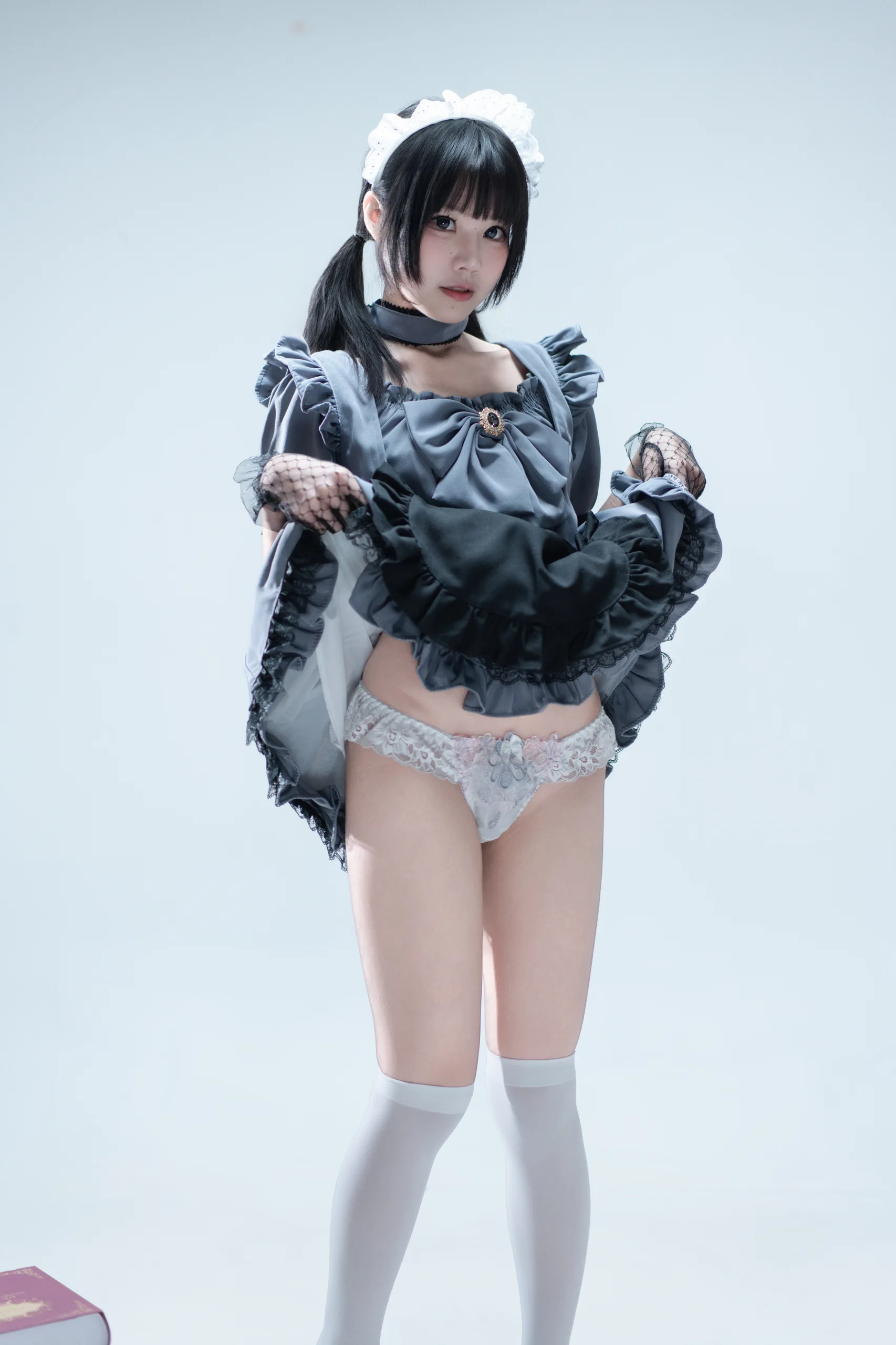 清水凪 手提箱与灰色女仆 - 第20张写真大图