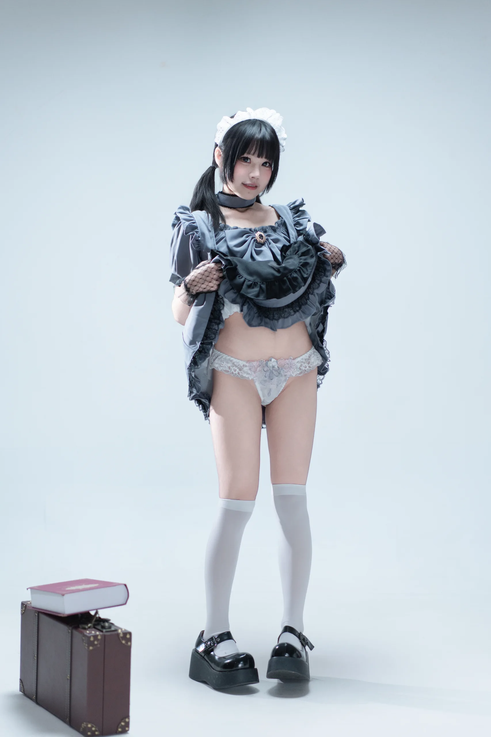 清水凪 手提箱与灰色女仆 - 第22张写真大图