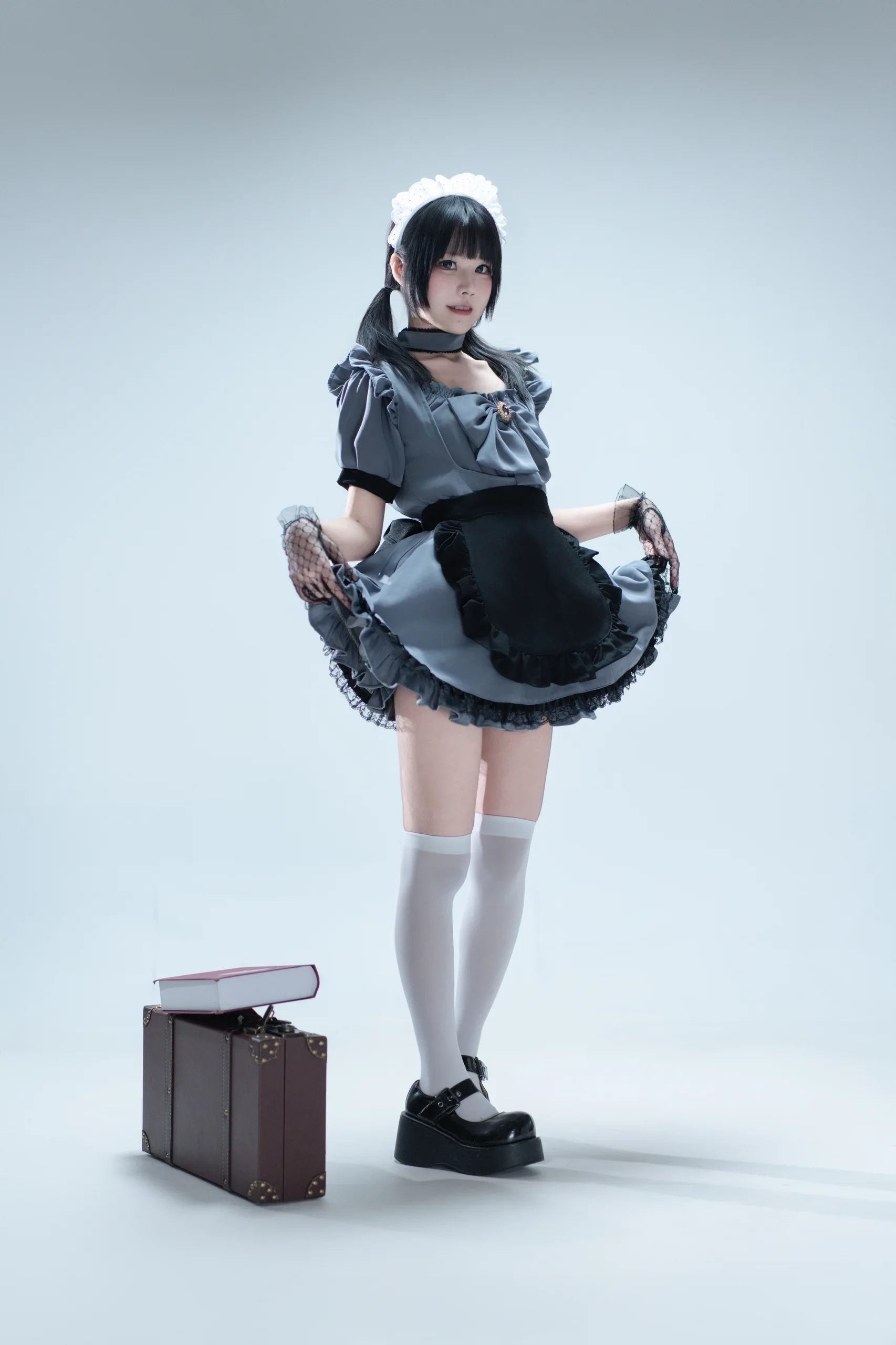 清水凪 手提箱与灰色女仆 - 第28张写真大图