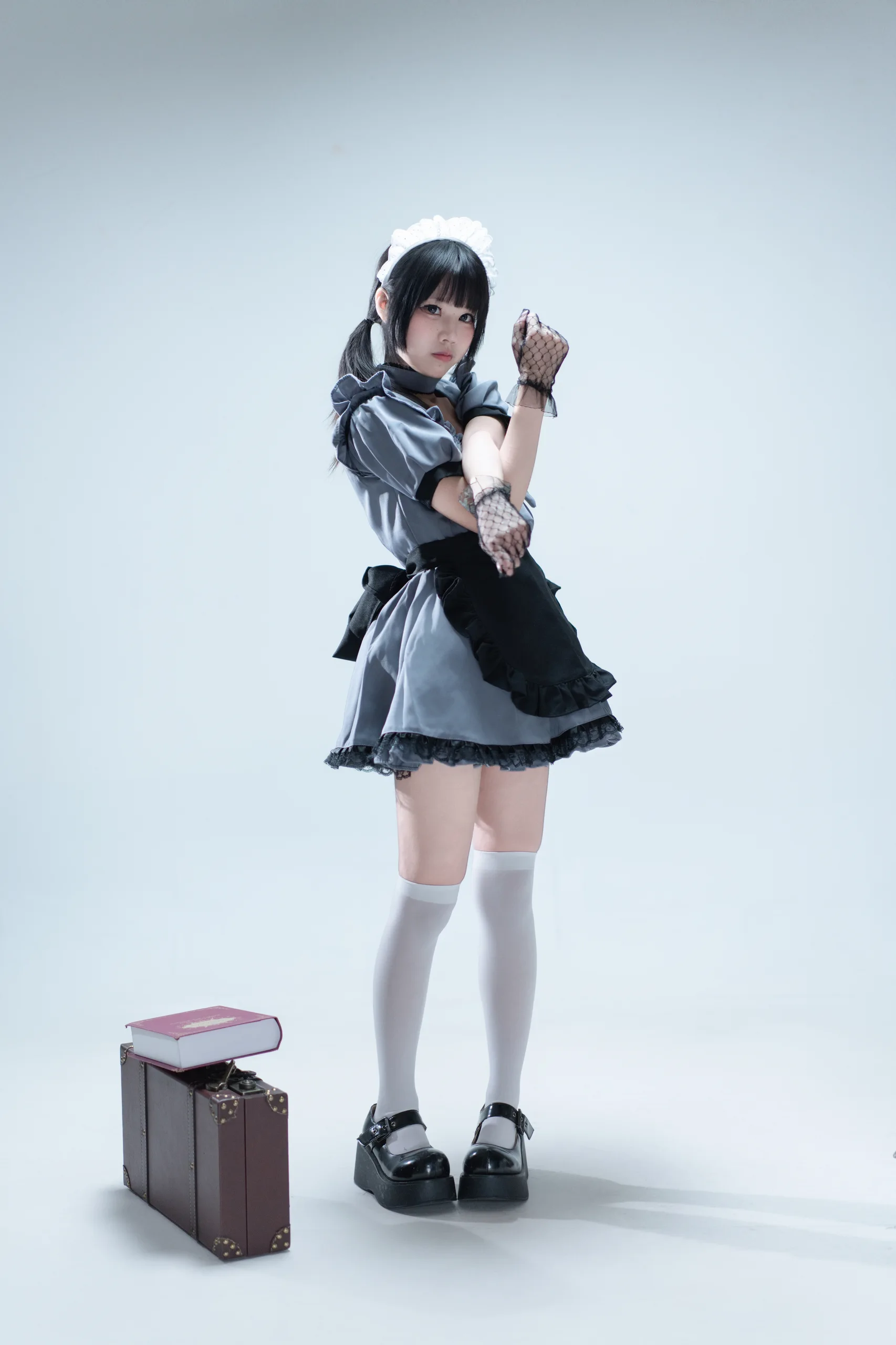 清水凪 手提箱与灰色女仆 - 第31张写真大图