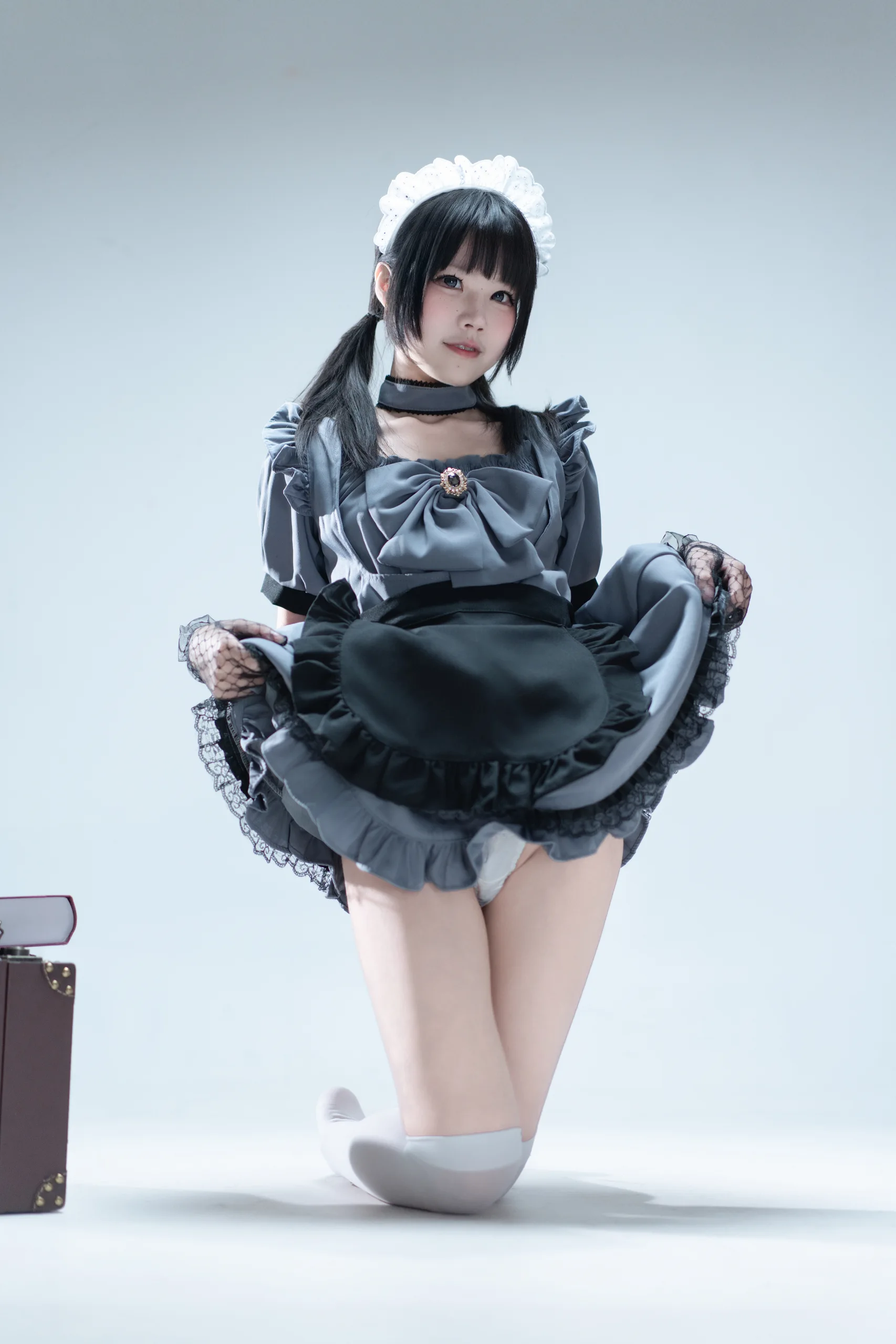清水凪 手提箱与灰色女仆 - 第55张写真大图