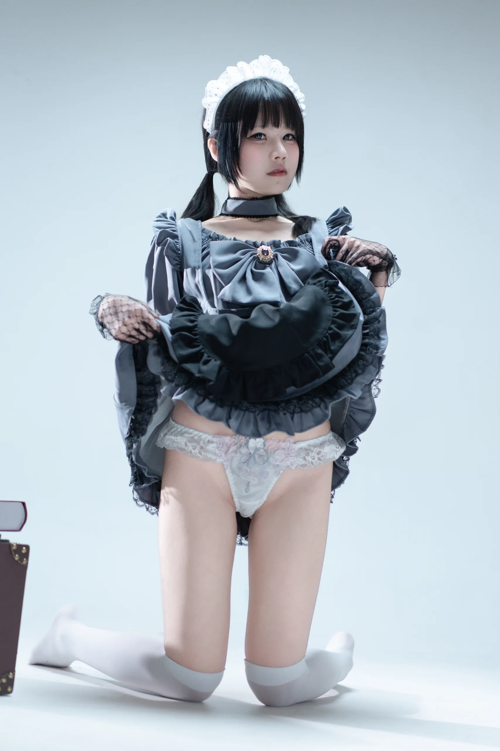 清水凪 手提箱与灰色女仆 - 第66张写真大图