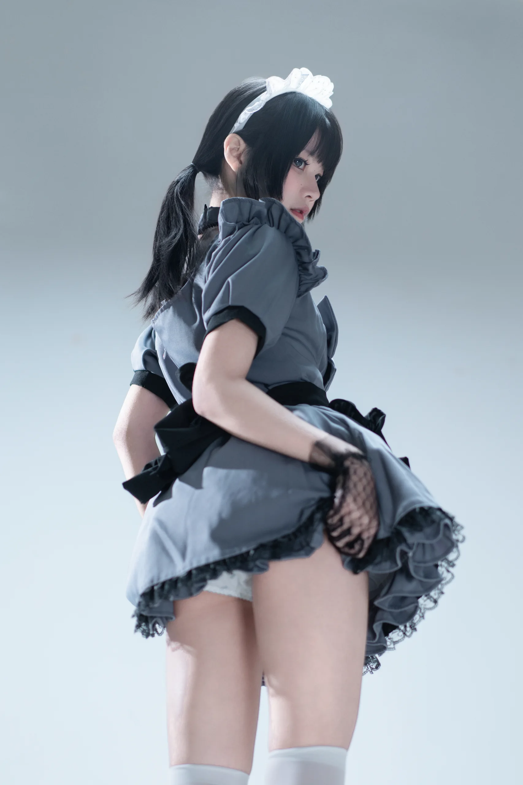 清水凪 手提箱与灰色女仆 - 第7张写真大图
