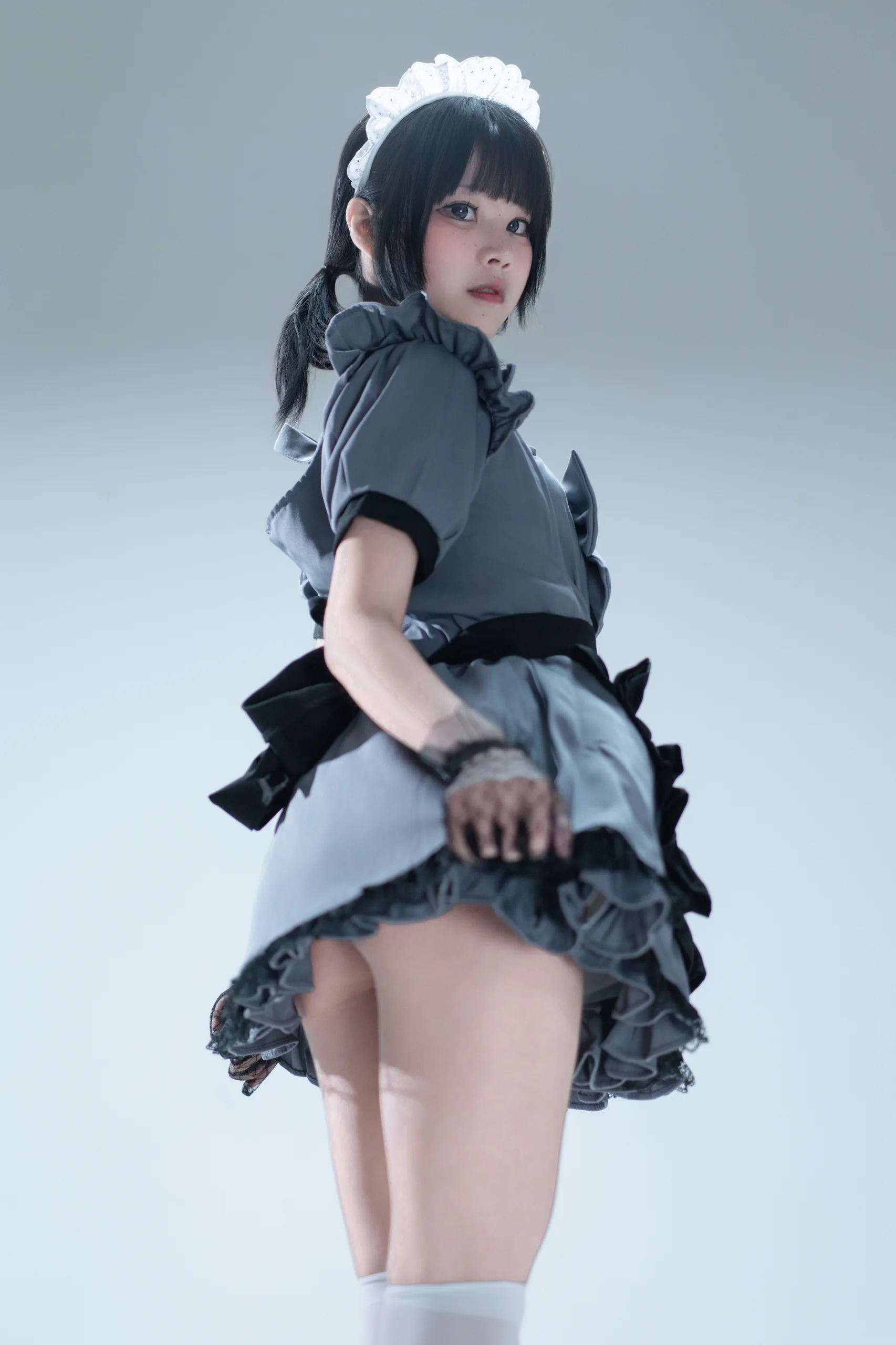 清水凪 手提箱与灰色女仆 - 第8张写真大图