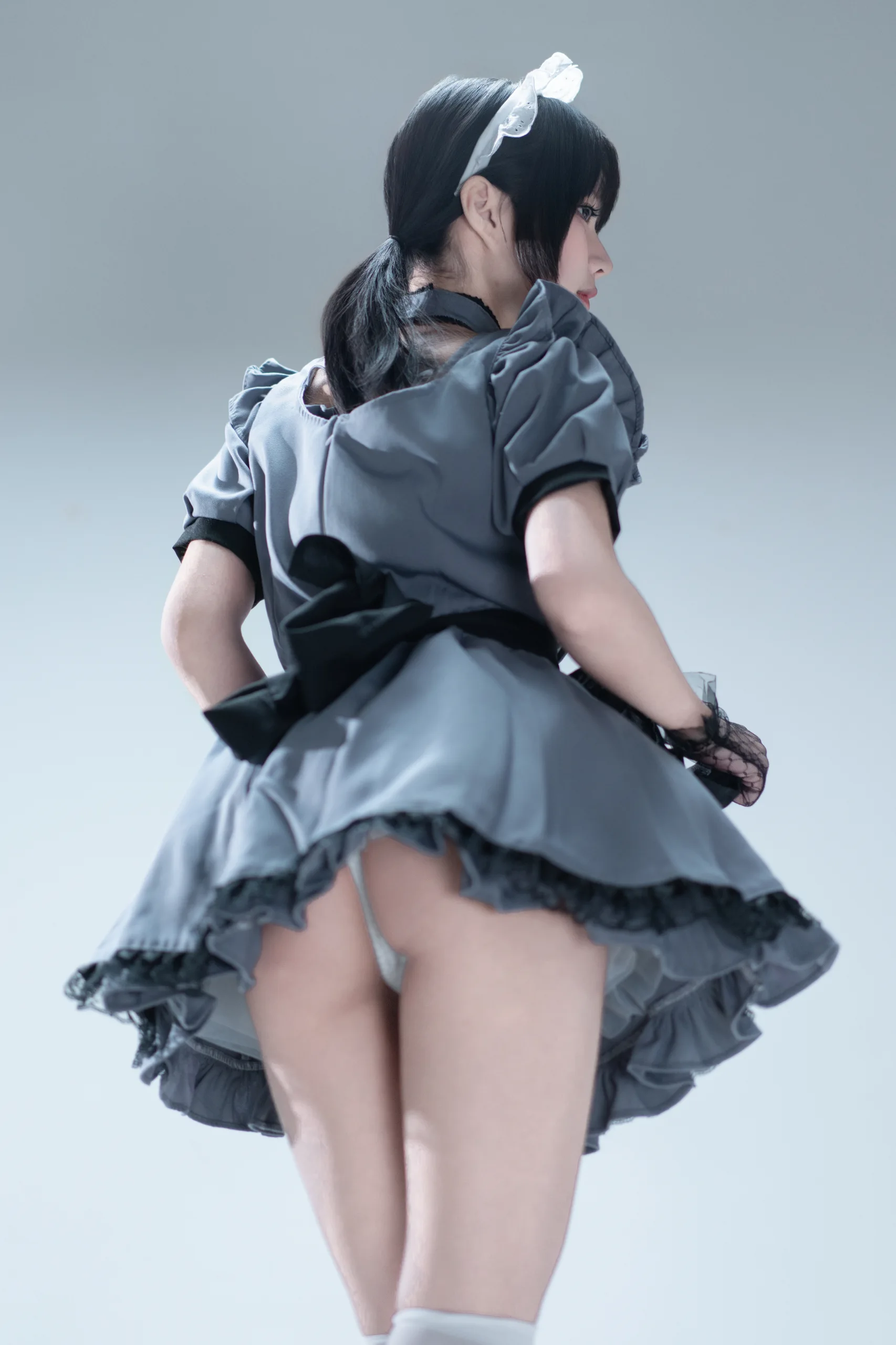 清水凪 手提箱与灰色女仆 - 第9张写真大图