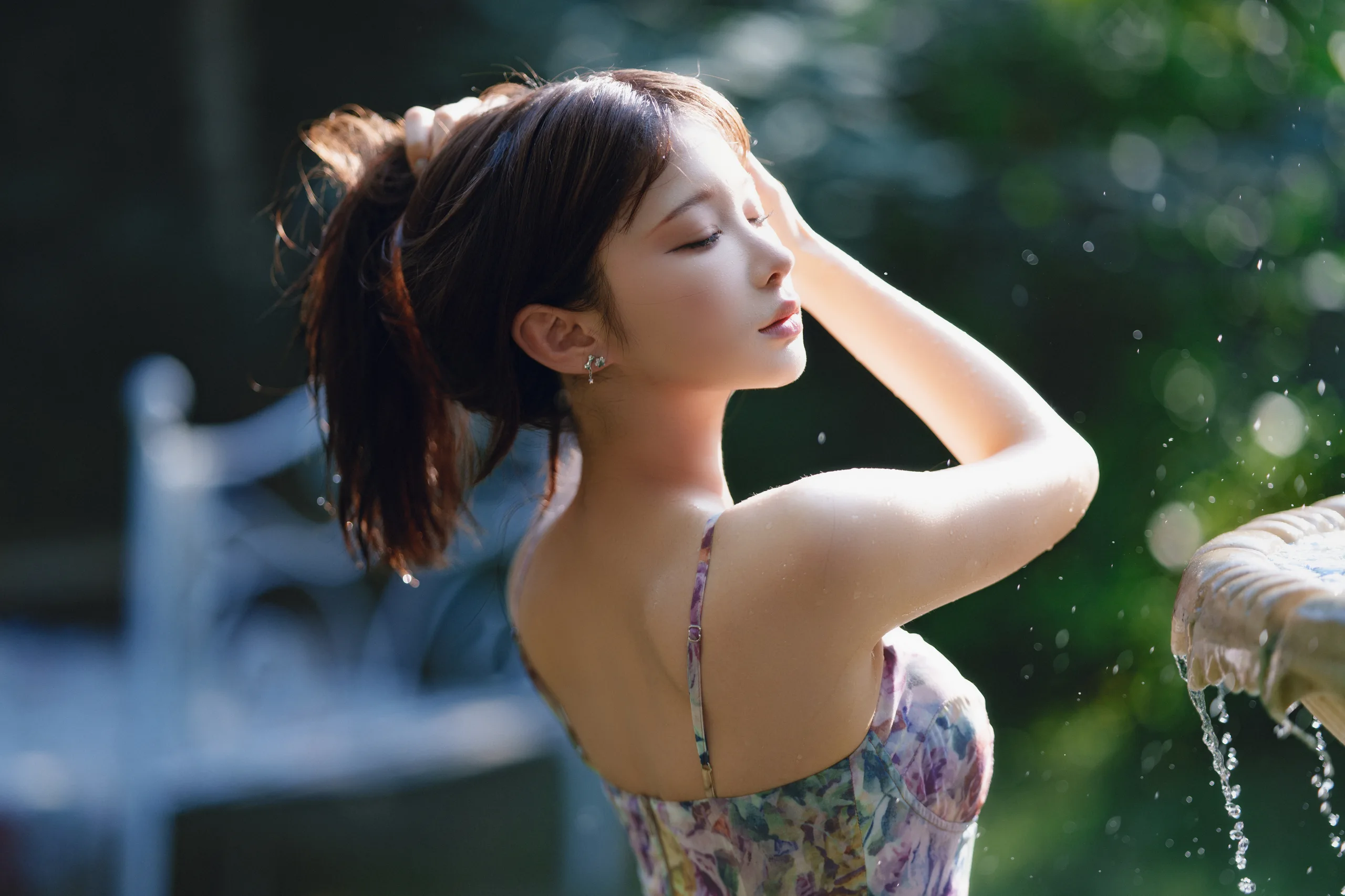 蠢沫沫 水池碎花裙 - 第23张写真大图